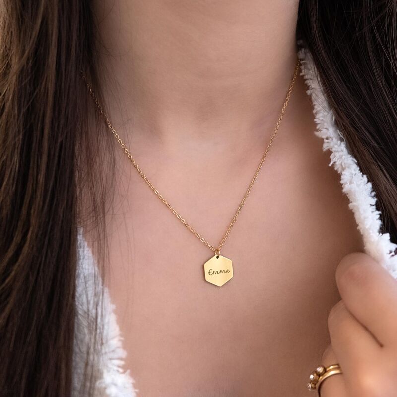 Naamketting met sierletters gegraveerd