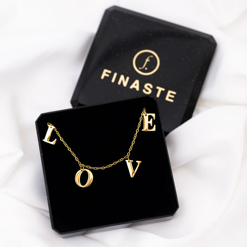 gouden letter ketting met love voor om de hals