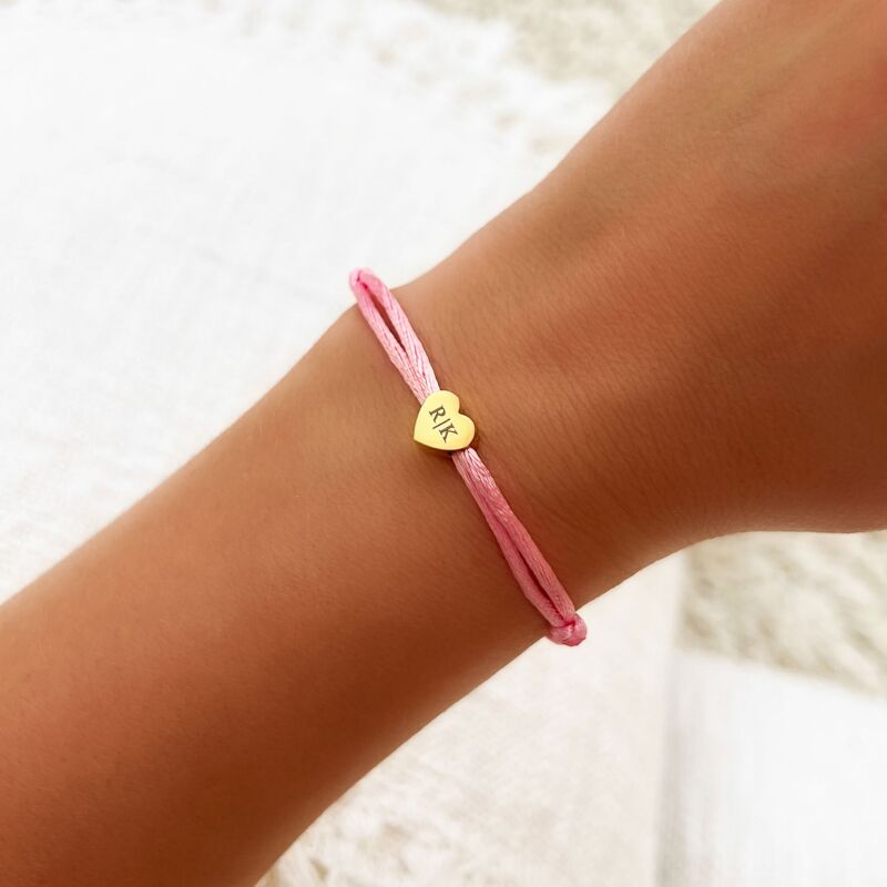 Roze armbandje met gravering