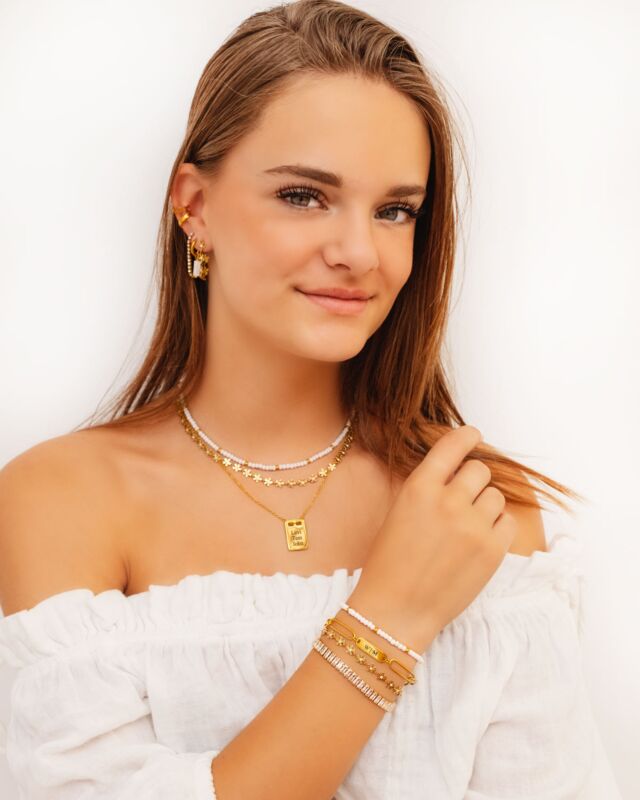 Gouden sieraden look bij meisje met bruin haar