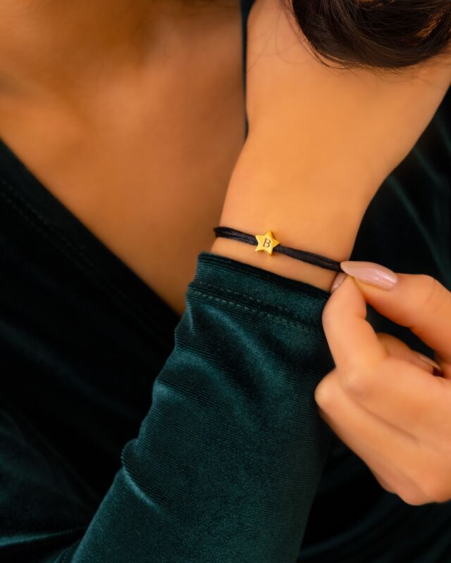 Model draagt gouden armbandje