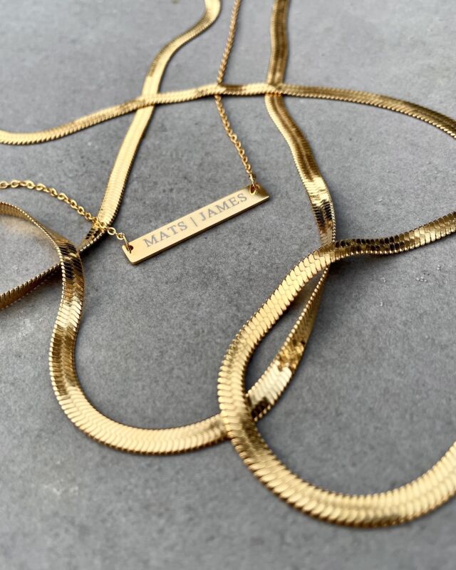 Graveerbare bar ketting samen met platte kettingen in de kleur goud