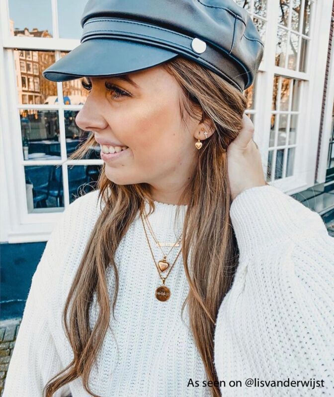 Influencer met gouden hartjes ketting om hals