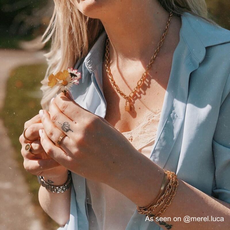 Schakelketting met slotje bij influencer om hals