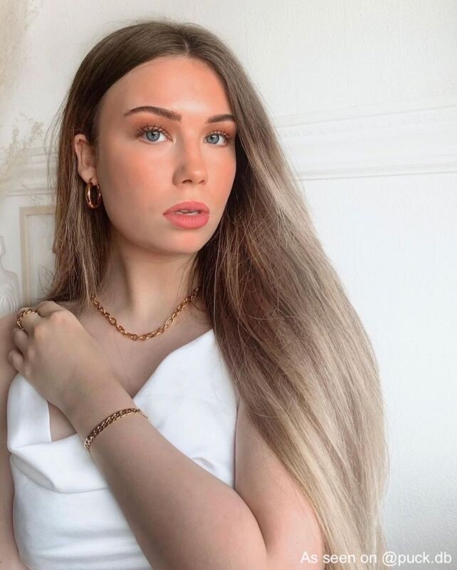 Influencer draagt gouden sieraden set