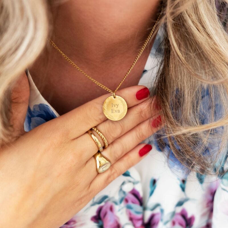 Trendy ketting om de hals van het model in het goud