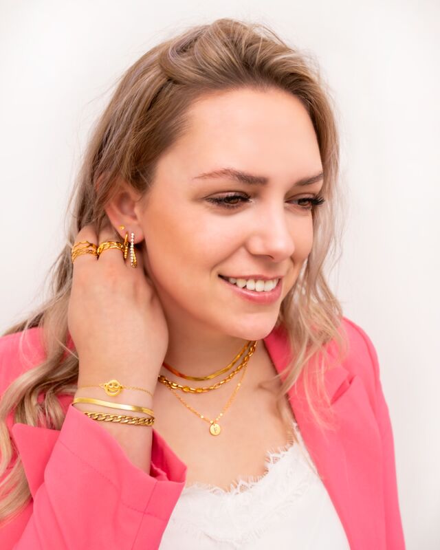 Model draagt gouden sieraden