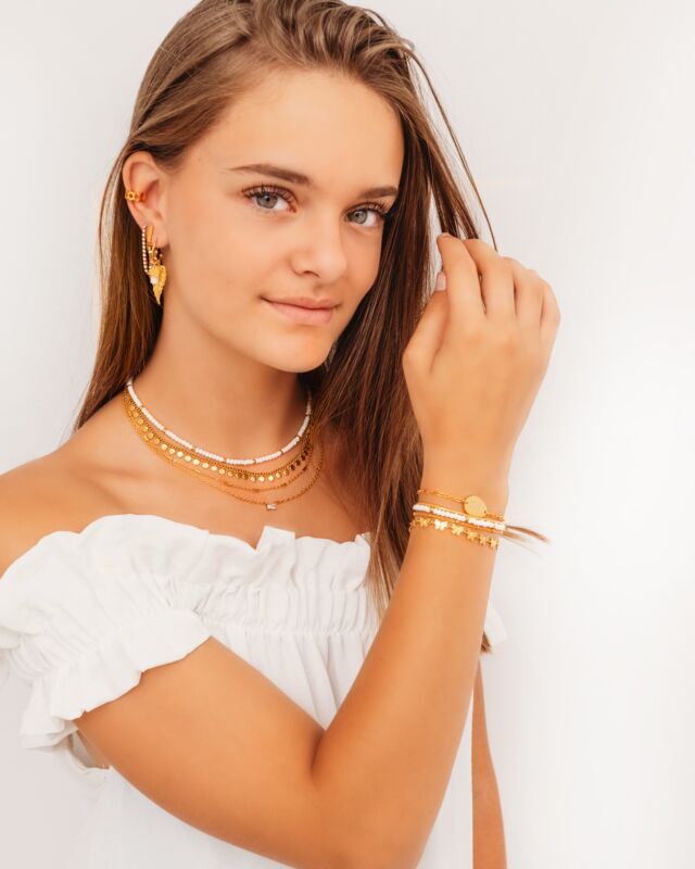 Model draagt gouden sieraden