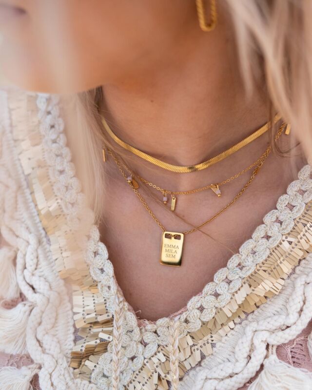 Goud kleurige choker ketting om hals