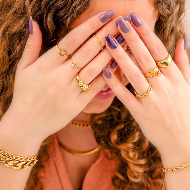 Trendy set met ringen om de hand voor een complete look