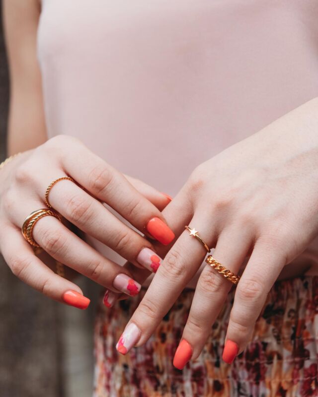 Model draagt de mooie ring met ster in het goud