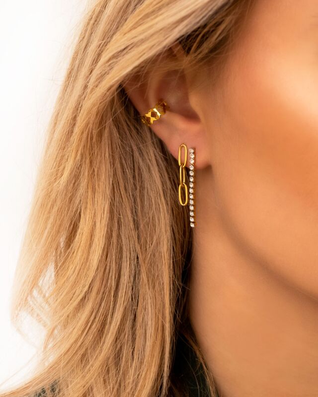 Earparty met shiny tennis earrings goudkleurig in oor