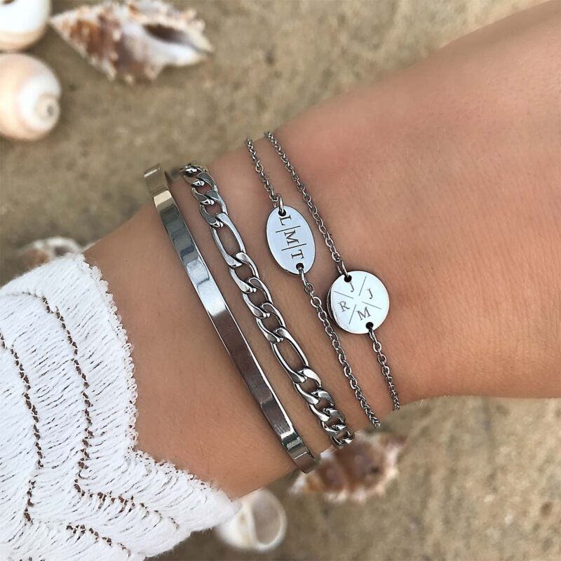 Zilveren armbandjes bij het strand met schelpjes