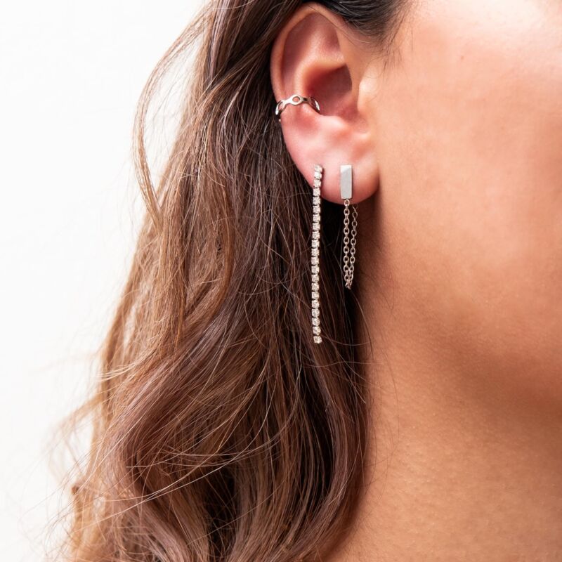 ZIlveren oorbellen en ear cuff in oor