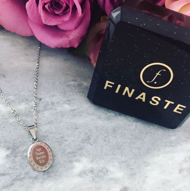 Graveerbare ketting in het goud met bloemen en sieradendoosje