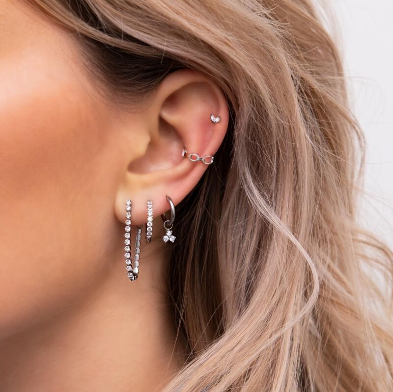 zilveren ear cuff look in oor