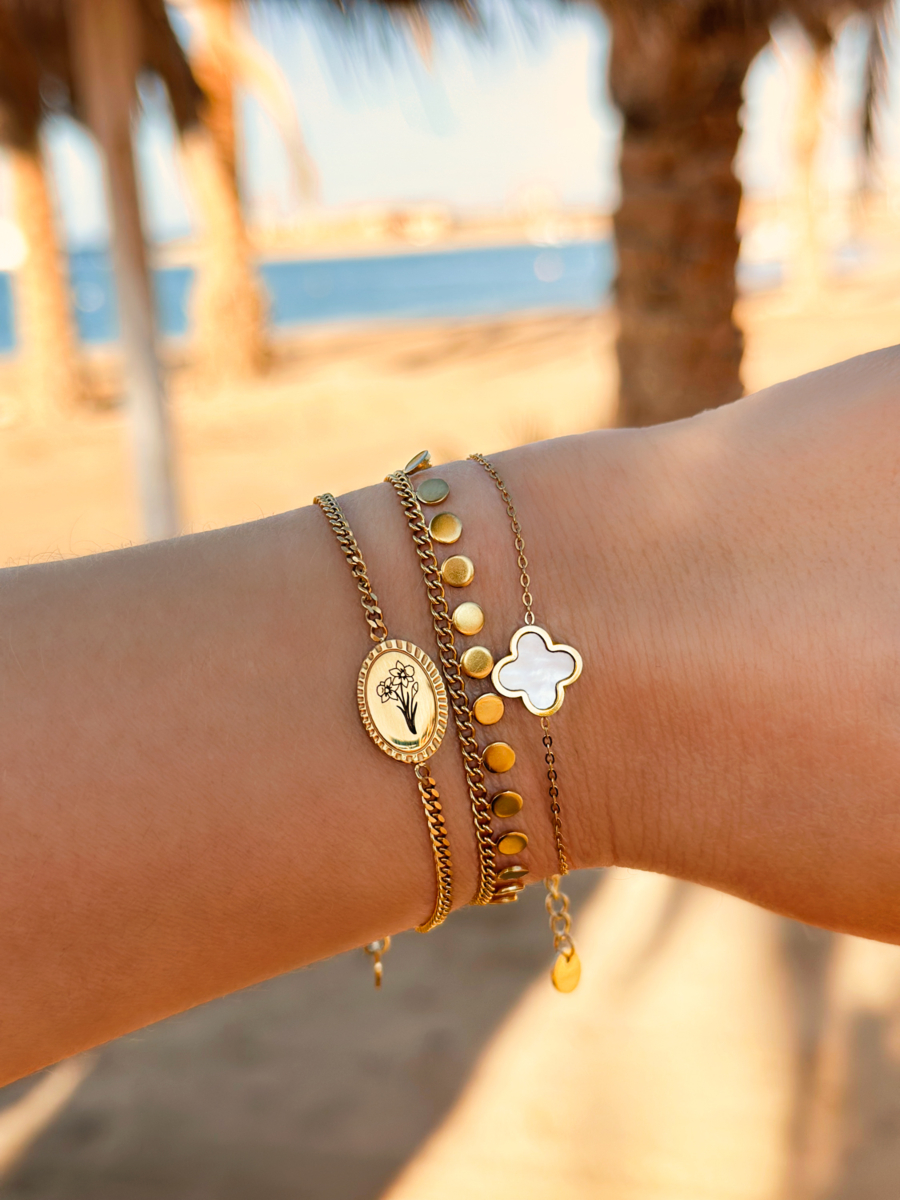 goudkleurige armparty met 3 armbanden
