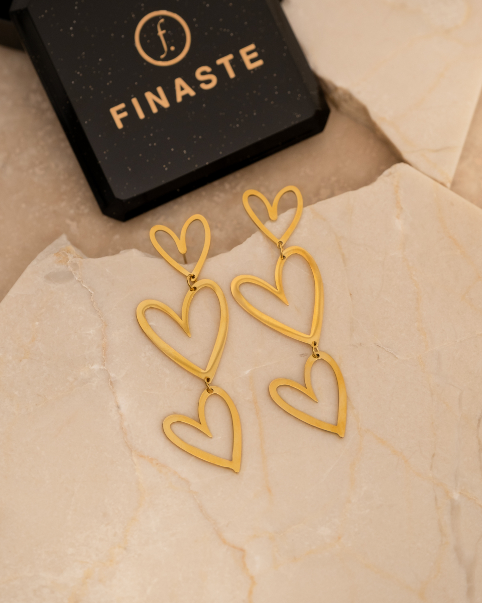 Gouden hartjes oorbellen met sieradendoosje