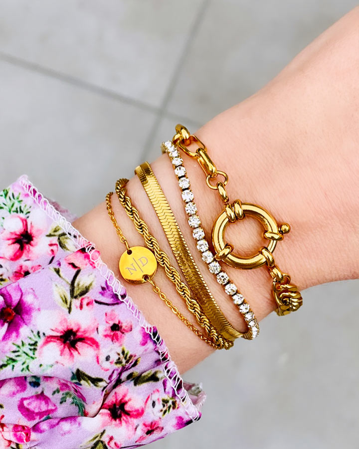 Mix van gouden armbanden om pols