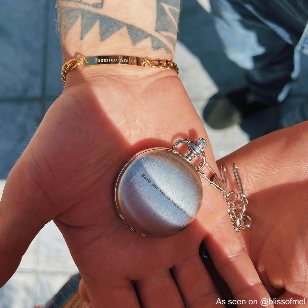 Influencer laat zilveren pocketwatch zien