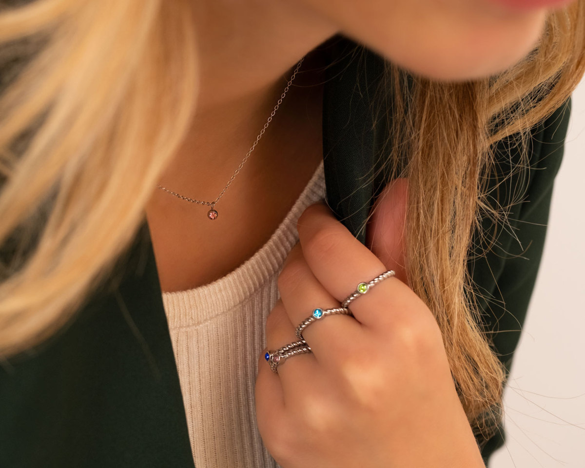 Zilveren birthstone ketting om hals