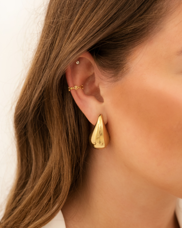model draagt gouden ear cuff vintage flowers