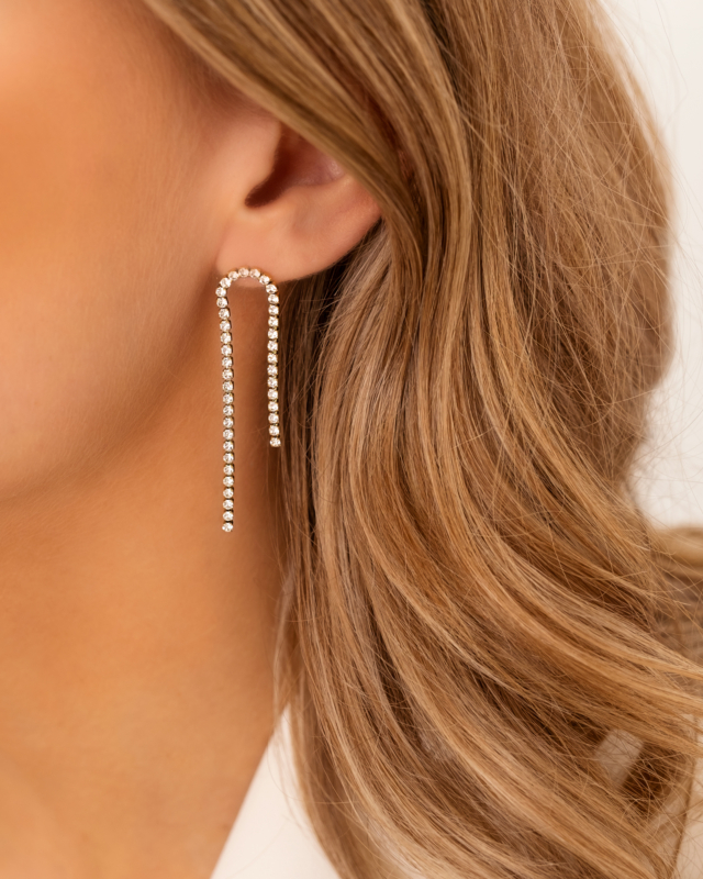 model draagt tennis oorbellen goud