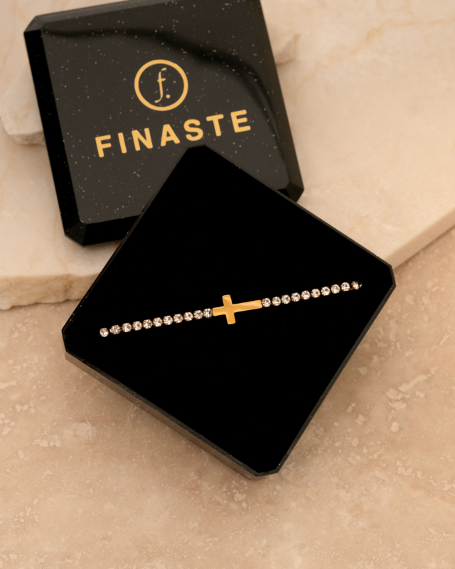 gouden tennis armband met kruisje in Finaste sieradendoosje 