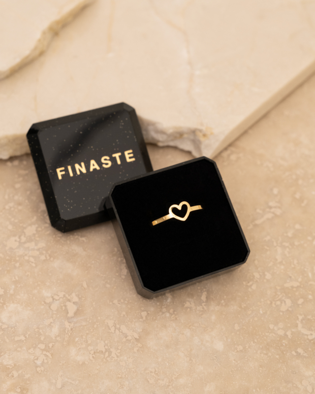 Gouden ring in doosje