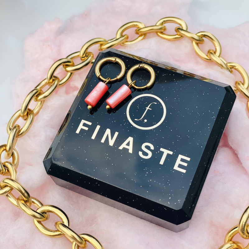 Mooie koraal oorbellen en ketting bij een sieradendoosje van Finaste