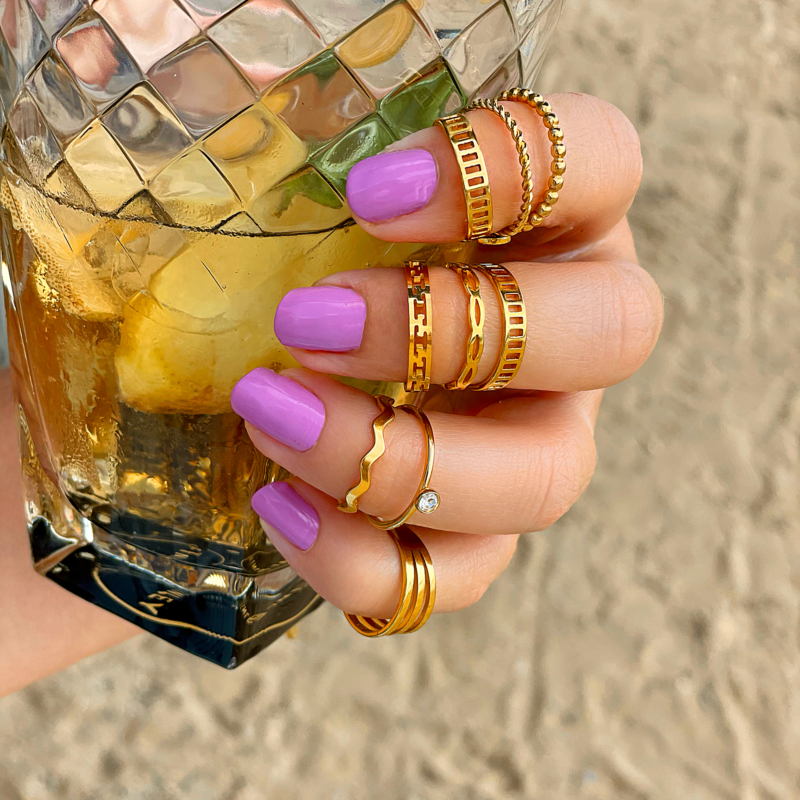 set van gouden ringen om vingers