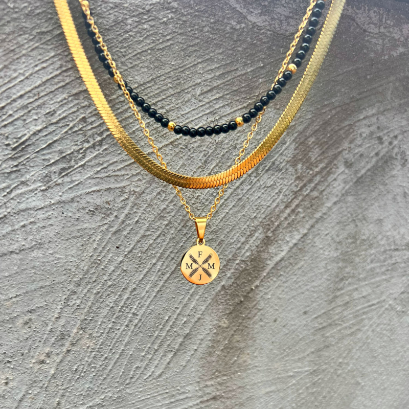 Graveerbare ketting met 4 initials op een coin in het goud