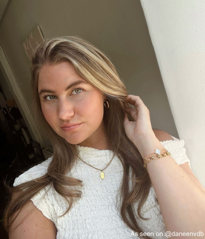 Influencer draagt clover armband goud