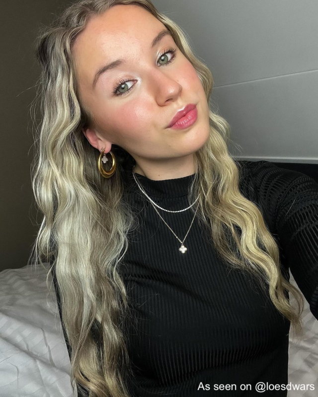 Influencer draagt gouden creolen