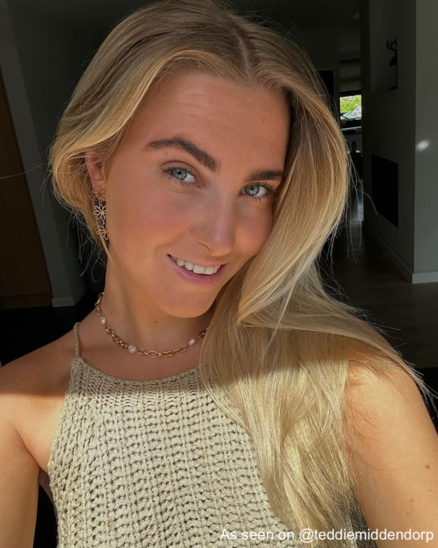 Influencer draagt ketting goud met parels