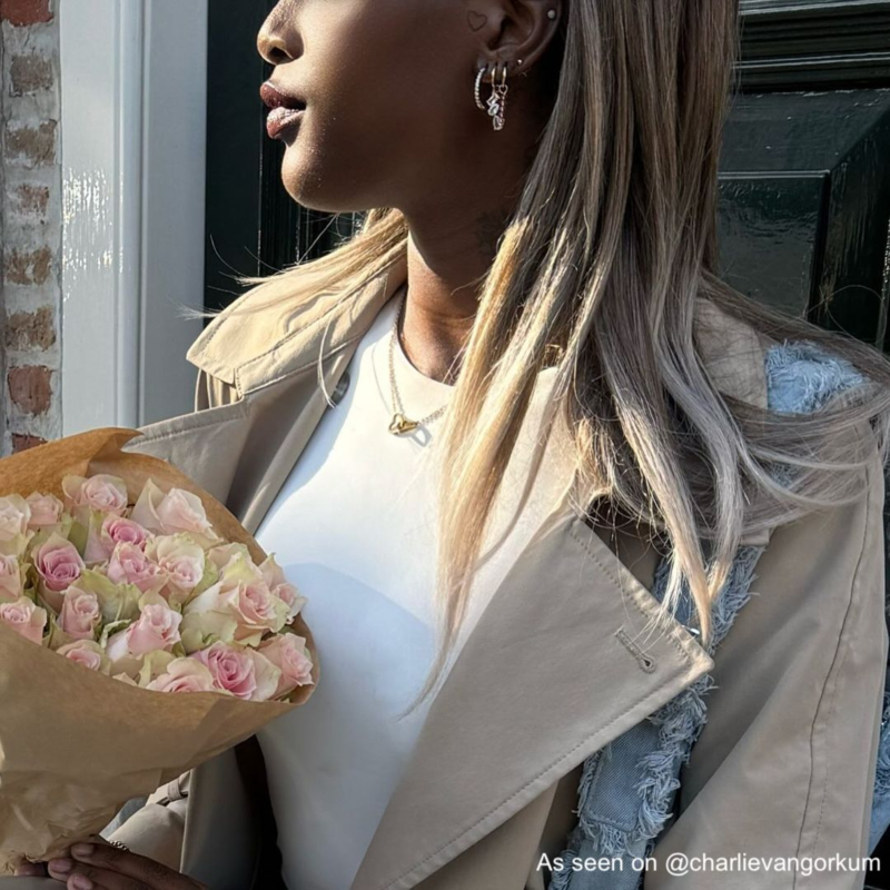 Influencer draagt gouden oorbellen