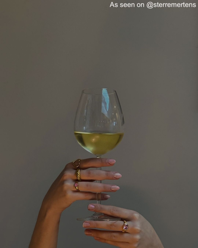 Influencer draagt gouden ring smiley