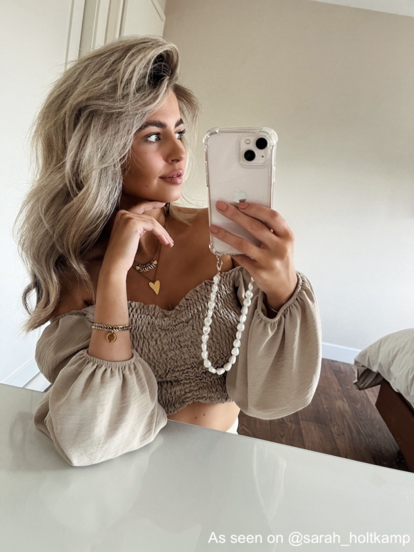 Influencer draagt ketting heart