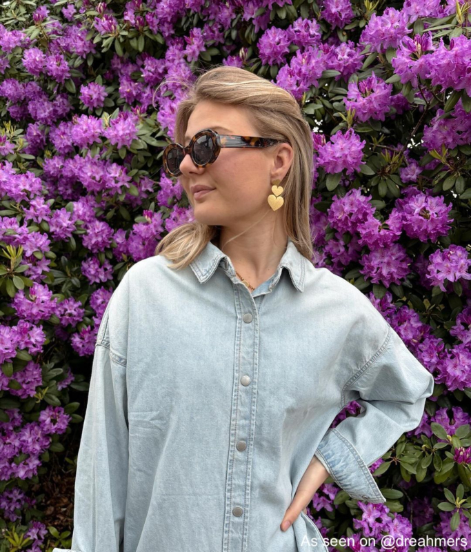 Influencer draagt gouden hart oorbellen