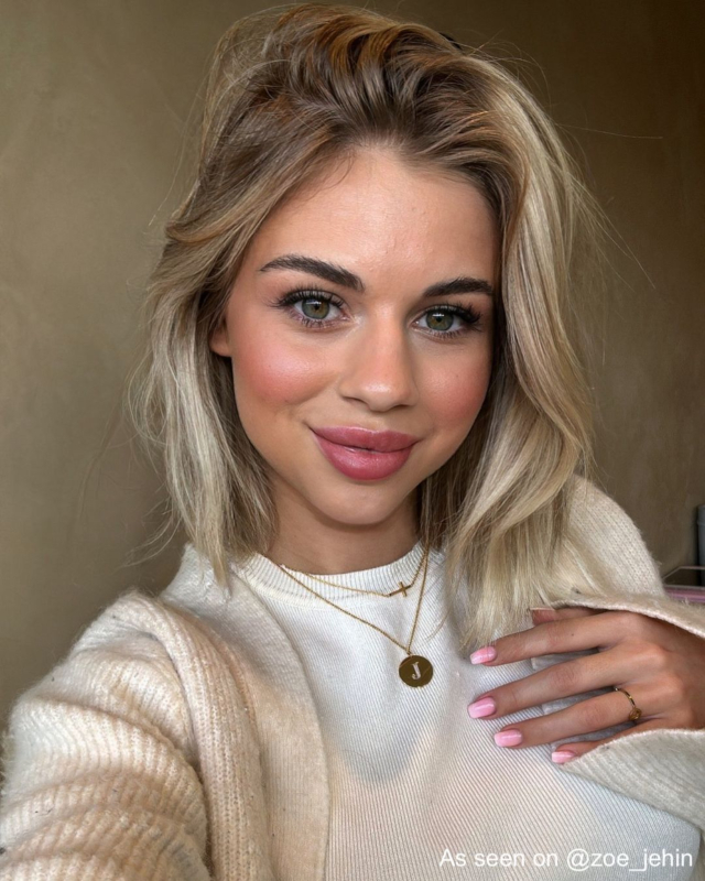 Influencer draagt gouden ketting