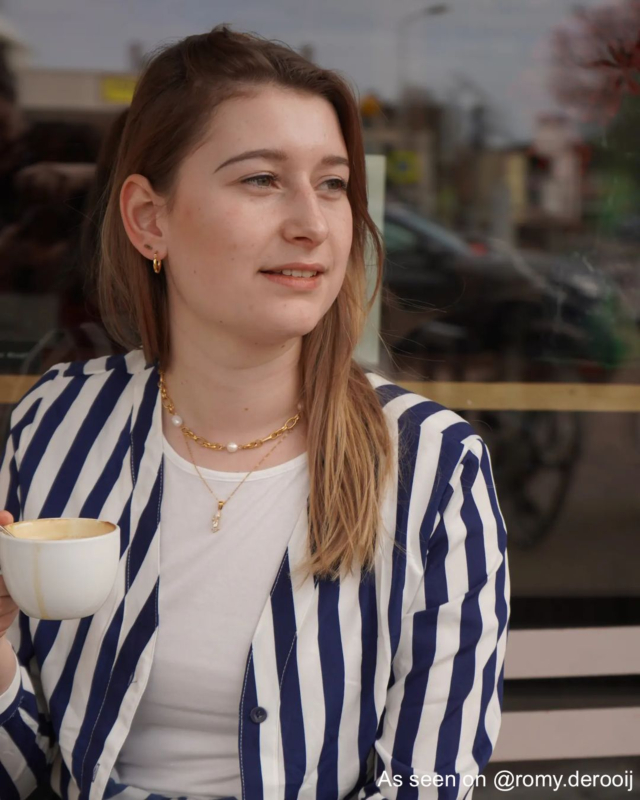 Influencer draagt ketting met parel