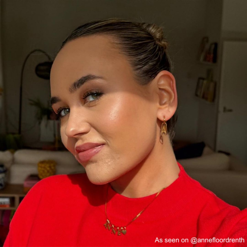 Influencer draagt letter oorbellen