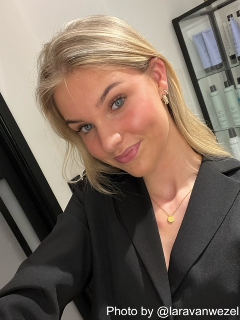 Influencer draagt gouden ketting sieraden