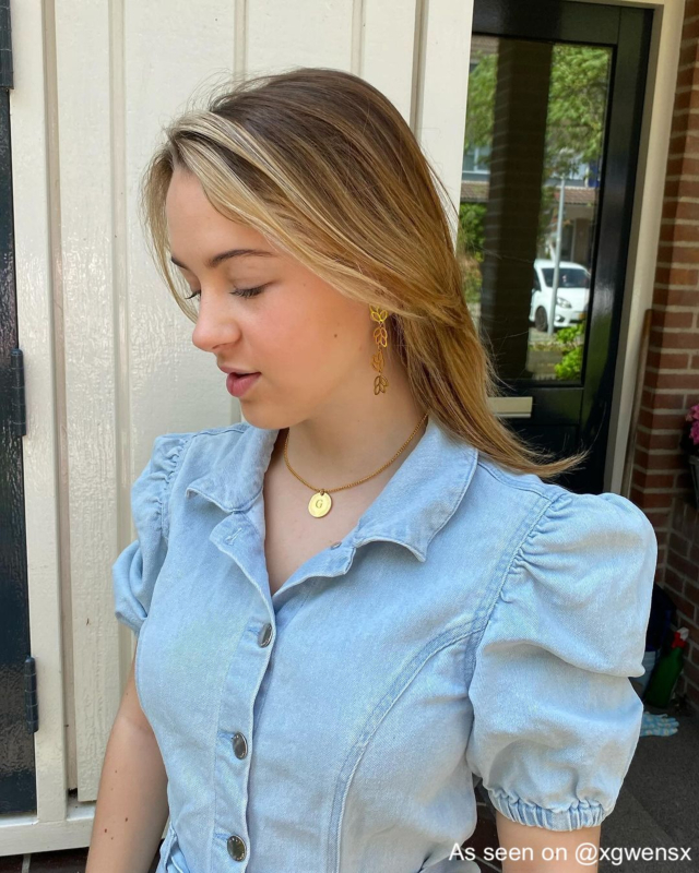 Influencer draagt gouden statement oorbellen