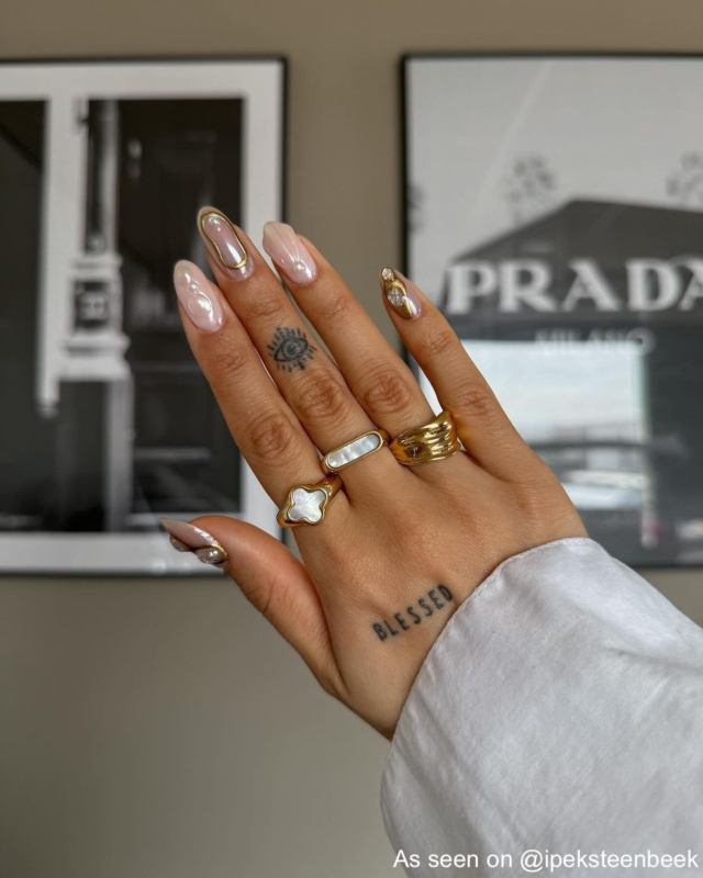 Influencer draagt zegelring