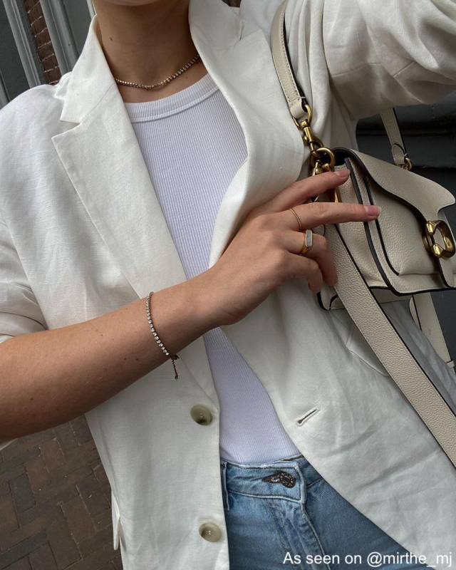 Influencer draagt gouden zegelring