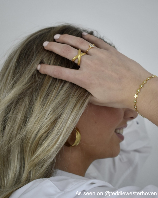 Influencer draagt sieraden