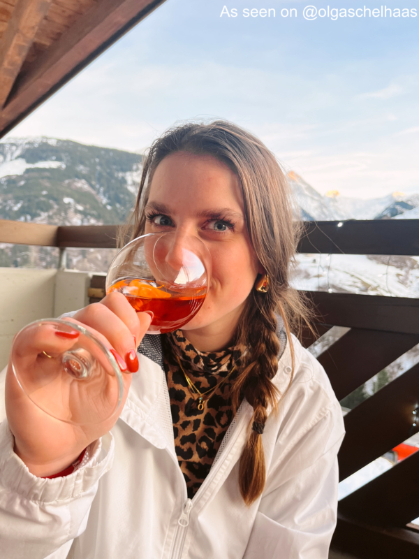 Influencer draagt teardrops goud