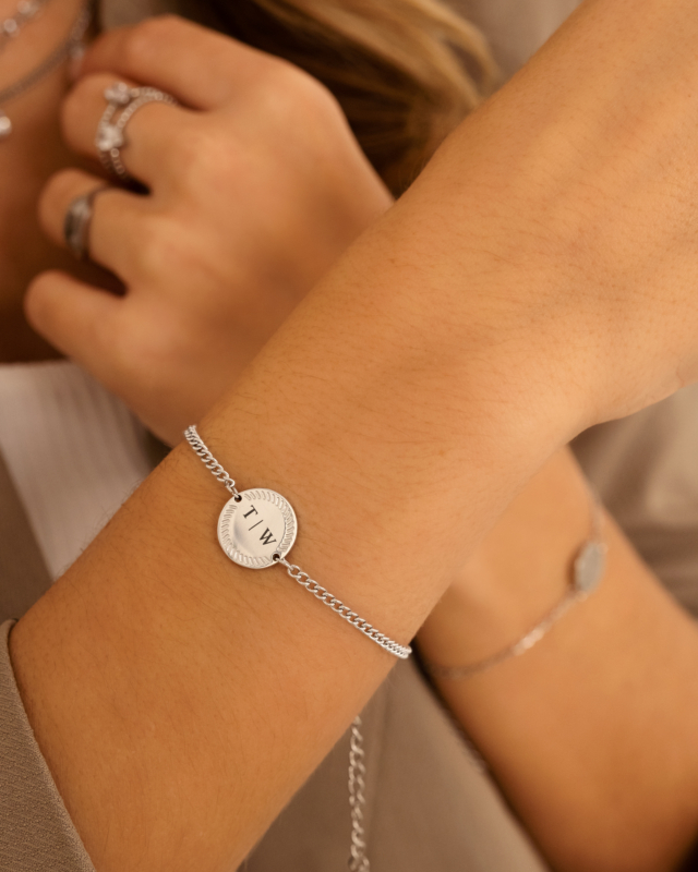 model draagt zilveren armband