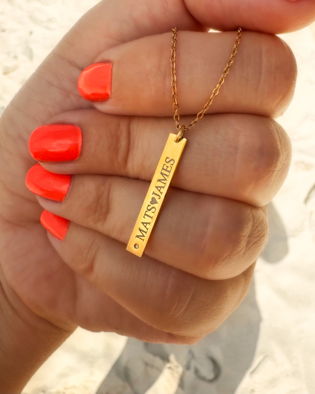 Gouden bar ketting met steentje gegraveerd